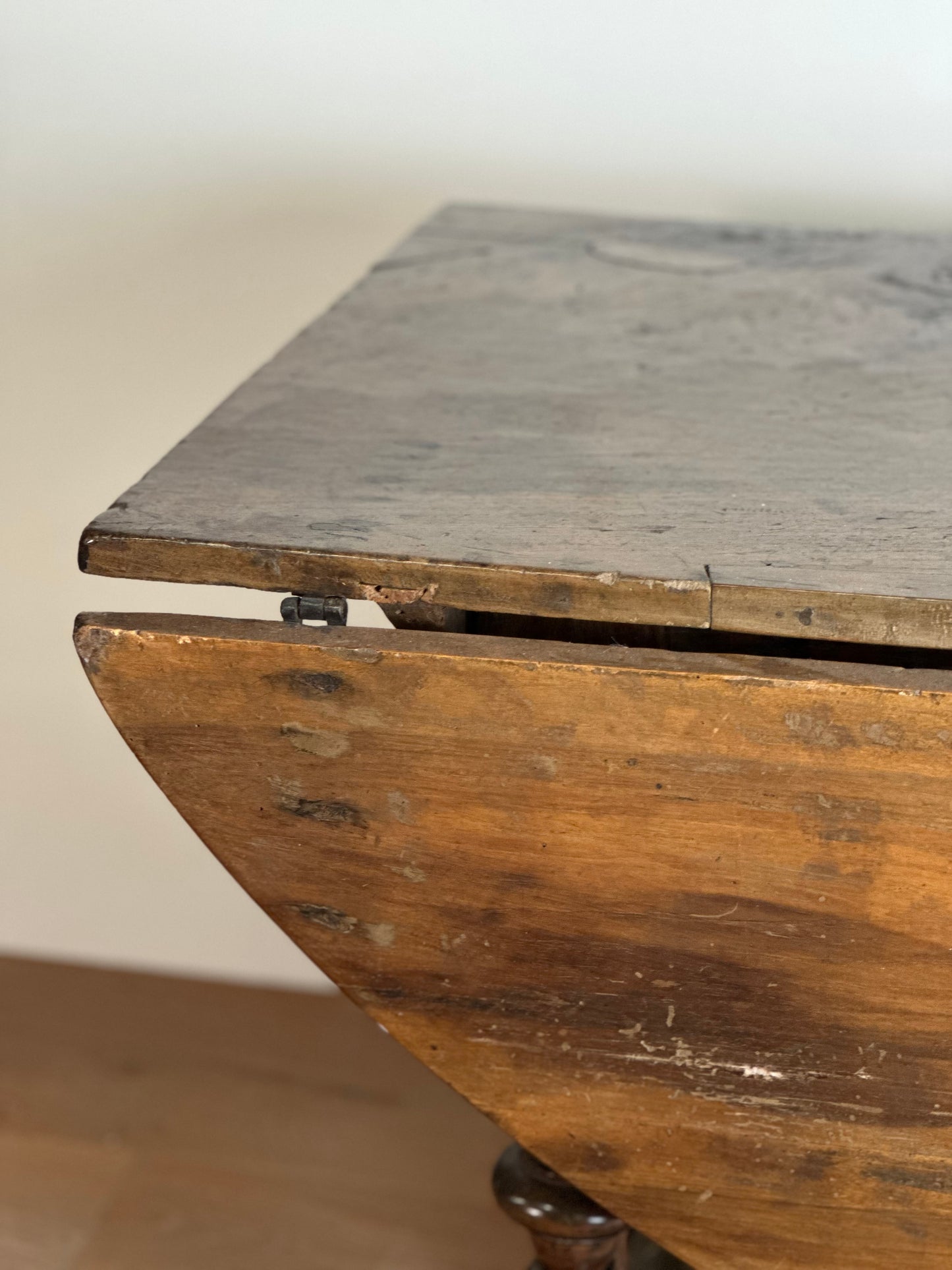Tuscan Perugia Gate Leg Table c1760