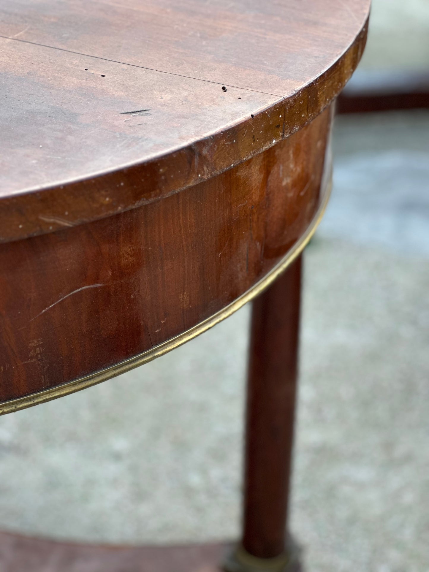 HOLD **Italian Wooden Round Table