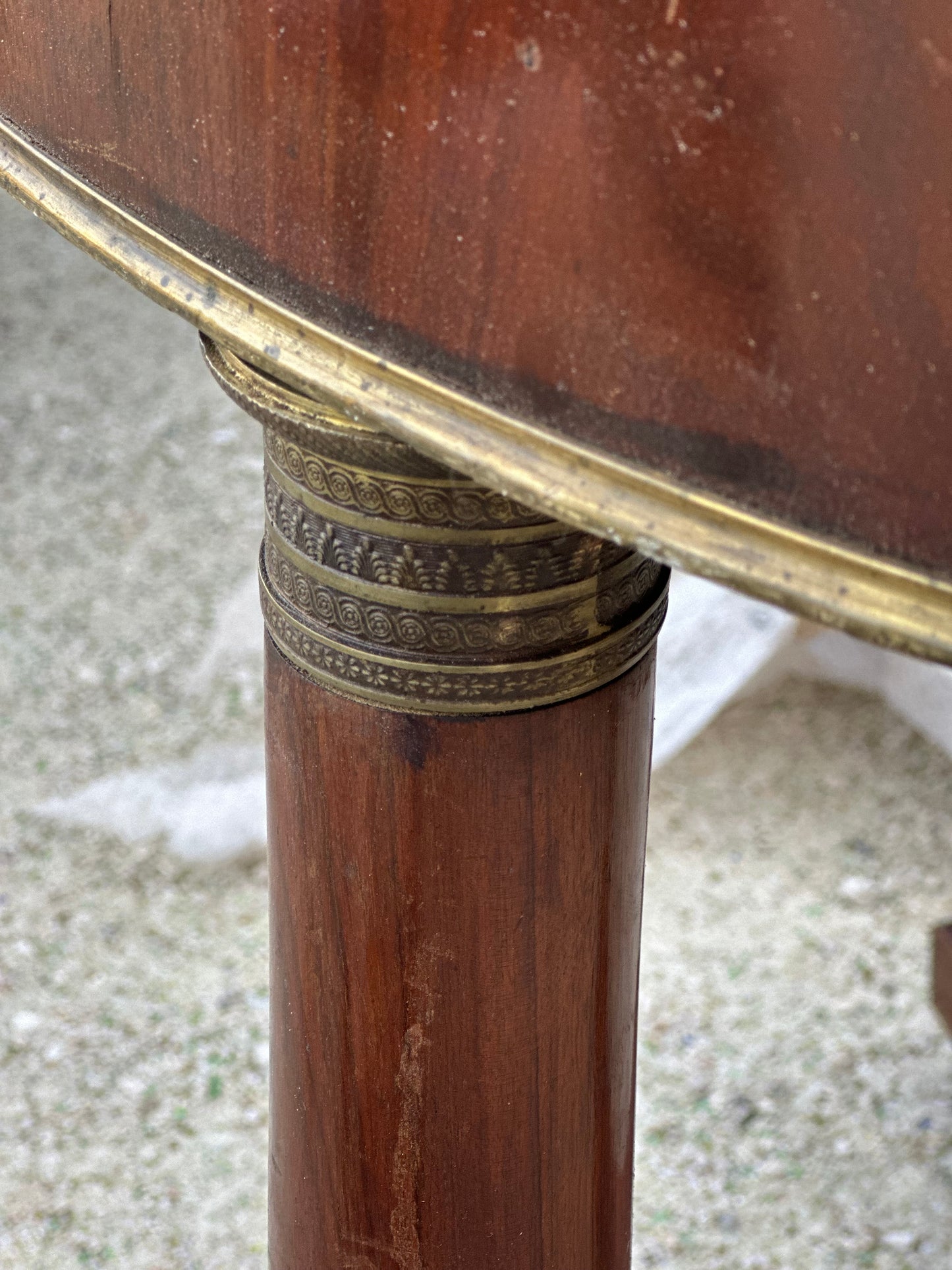 HOLD **Italian Wooden Round Table