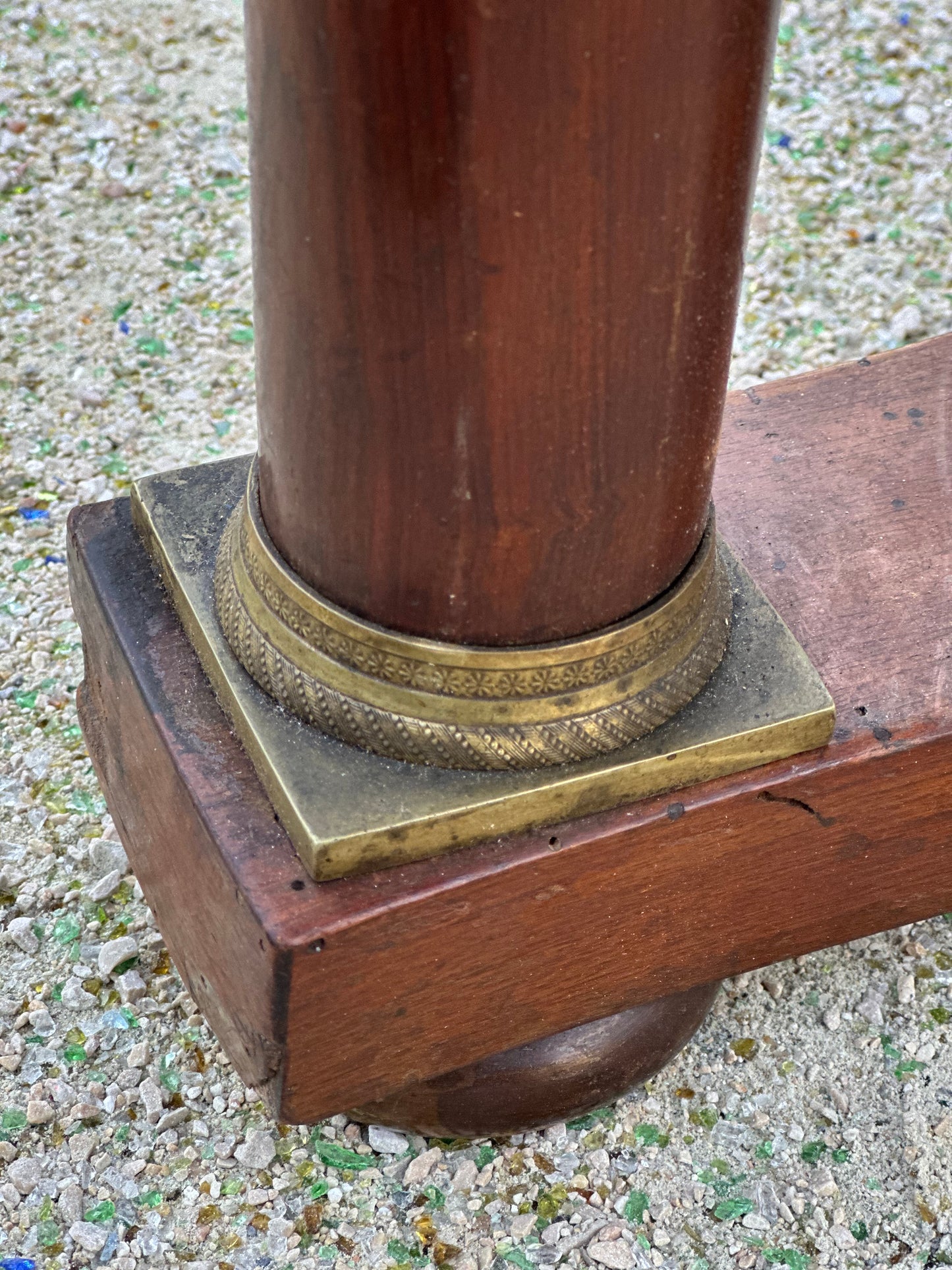 HOLD **Italian Wooden Round Table