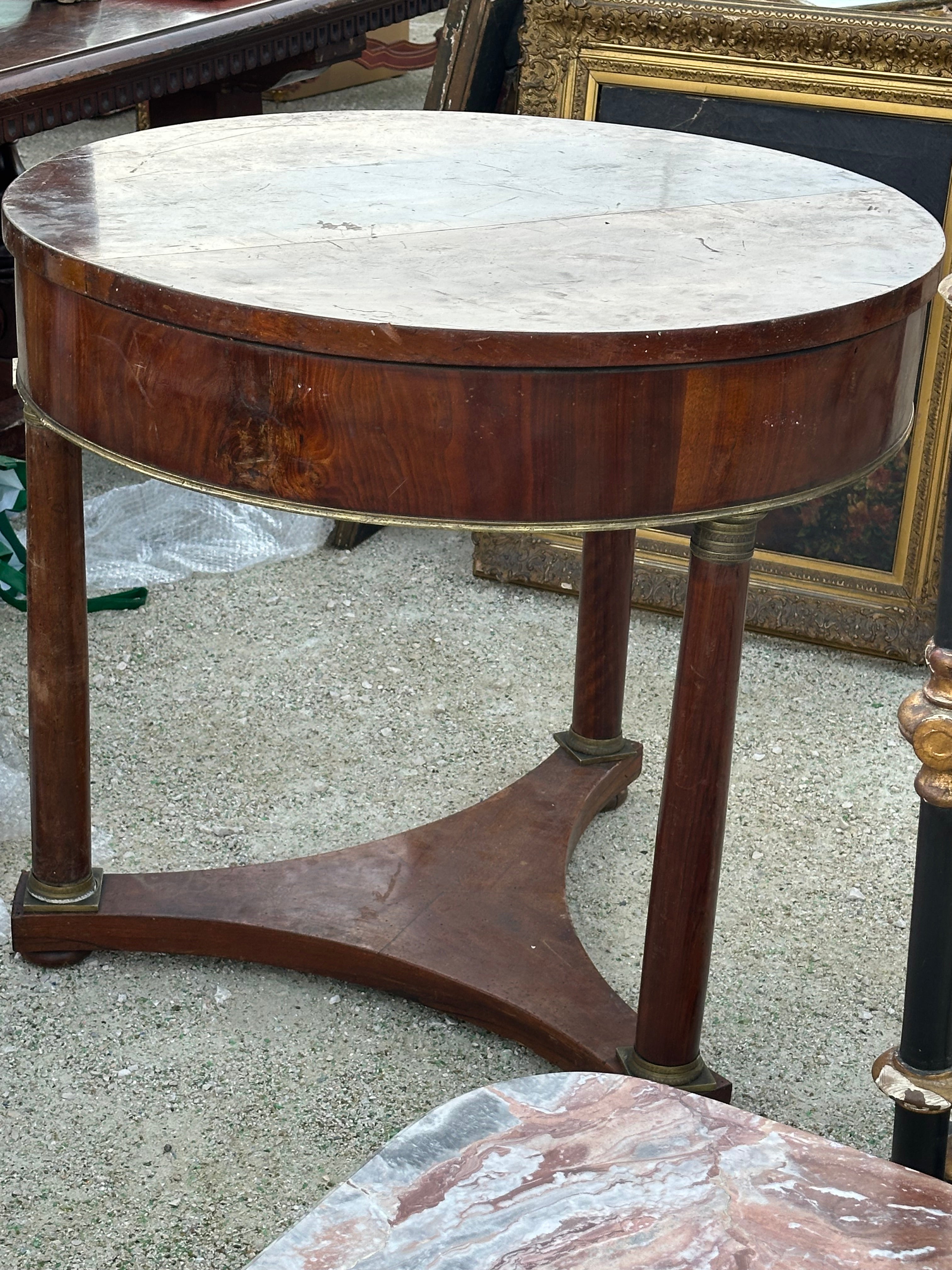 HOLD **Italian Wooden Round Table