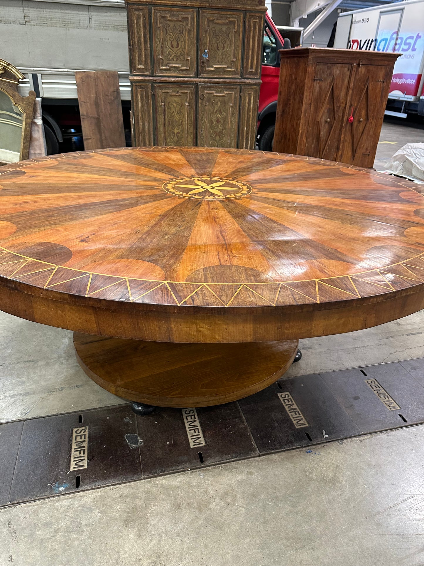 Italian Walnut With Tulip Wood Inlay Round Dining Table  c1820